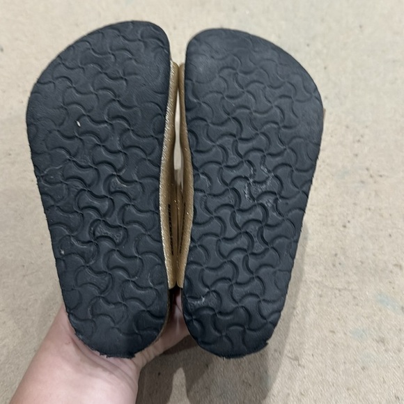 Kids gold and Brown Birkenstock Sandals
28 translates to an 11 1/2 or 12 - Picture 5 of 5